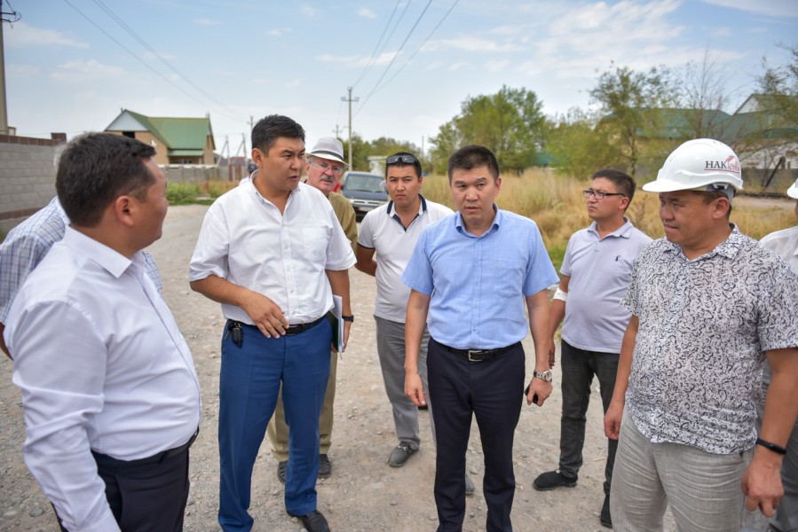 Vice-Mayor Ulanbek Azygaliyev at the inspection of residential complexes