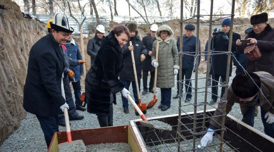 В трех школах Бишкека заложили капсулу под строительство учебных корпусов